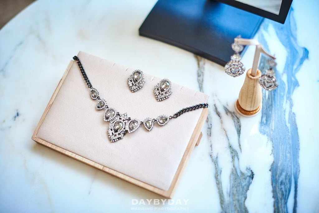 Éclat Gray Crystal Necklace