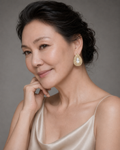 Laden Sie das Bild in den Galerie-Viewer, The Geometric Facet Crystal Earrings