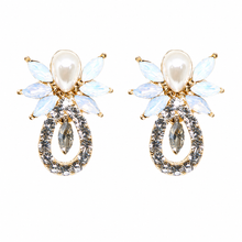 Laden Sie das Bild in den Galerie-Viewer, Something Blue Pearl Crystal Bridal Earrings