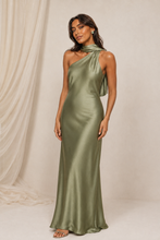 Laden Sie das Bild in den Galerie-Viewer, Radiant Path: Petit Halo Bridesmaid Earrings