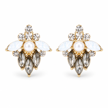 Laden Sie das Bild in den Galerie-Viewer, Moonlit Pearl Crystal Earrings