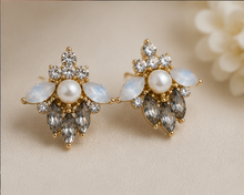 Laden Sie das Bild in den Galerie-Viewer, Moonlit Pearl Crystal Earrings