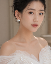 Laden Sie das Bild in den Galerie-Viewer, Moonlit Pearl Crystal Earrings