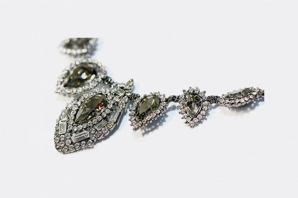 Éclat Gray Crystal Necklace