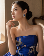 Laden Sie das Bild in den Galerie-Viewer, Halo Crystal Earrings