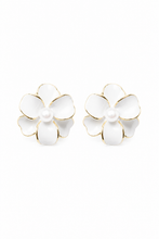 이미지를 갤러리 뷰어에 로드 , Petal Pearl Earrings
