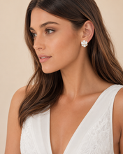 이미지를 갤러리 뷰어에 로드 , Petal Pearl Earrings